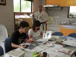 当社ショールームにて、仕様打合せ!キッチン、浴室etc・・・決めることがたくさん!O様真剣です。大変ですが、この作業が素敵なマイホームへ!夢が広がります