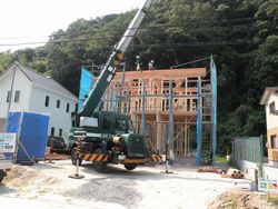 上棟 棟をレッカーで上げます。