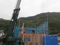 上棟 二階部分の材料はレッカーで持ち上げます。