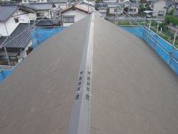 屋根工事カラーベスト完了(小屋裏棟換気設置)
