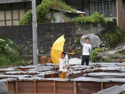 工事がお休みの建築現場をご家族揃って見学されました。