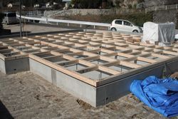 ベタ基礎完成・基礎パッキン・床組 施工中
