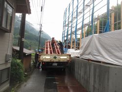 鉄骨補強梁 搬入