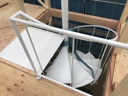 らせん階段 設置施工中