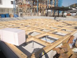 床組施工中(基礎パッキン)